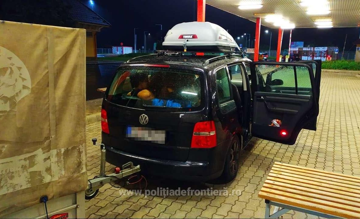 Tânără ascunsă de tată pe bancheta din spate a autoturismului, descoperită în P.T.F. Nădlac