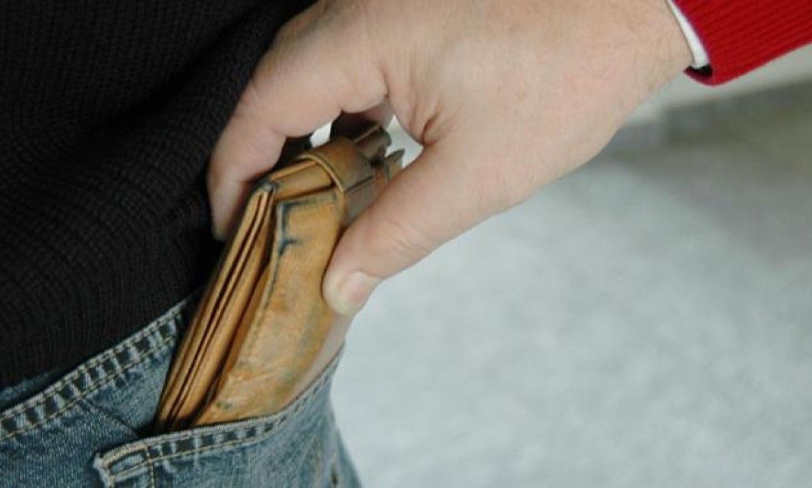 Un bărbat bănuit că ar fi sustras mai multe portmonee cu bani, reținut de polițiști și arestat de magistrați