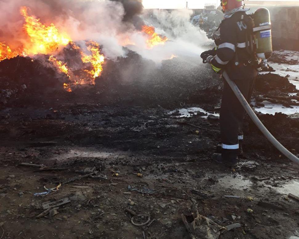 Incendiu de mare amploare la depozitul de deșeuri din Nojorid