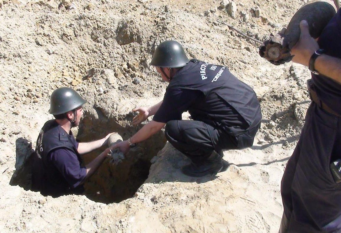 Muniție neexplodată asanată de pompierii militari în comuna Borșa