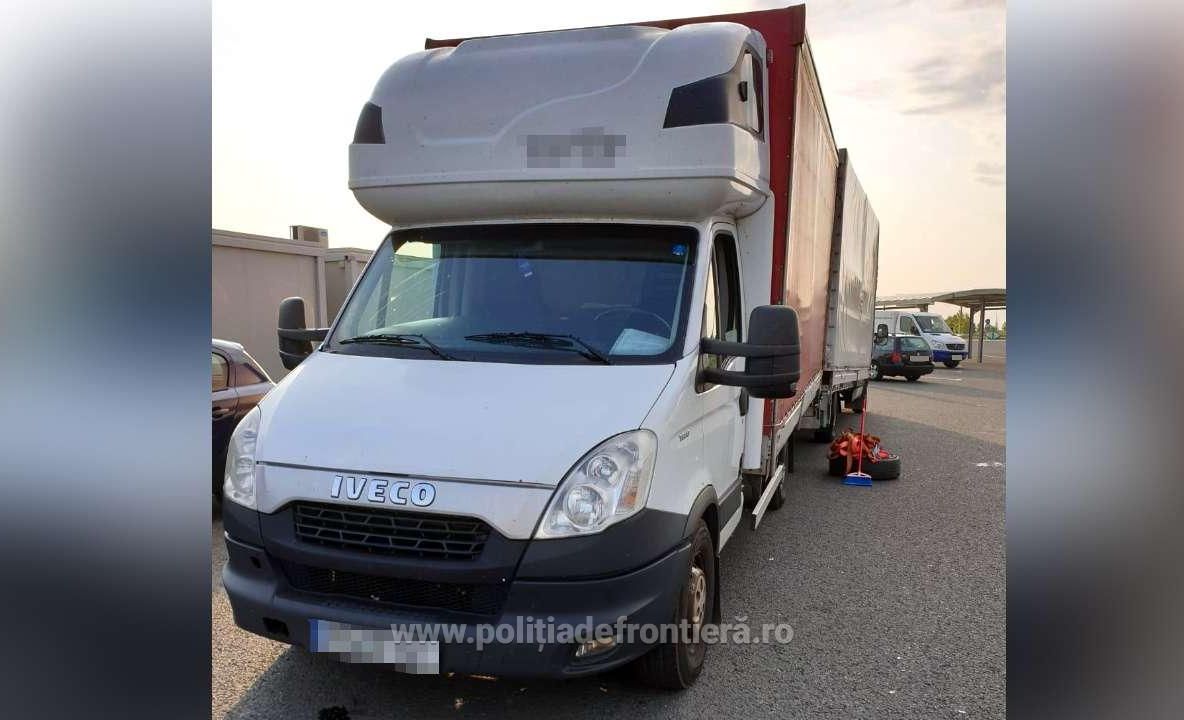 Autoutilitară căutată de autorităţile din România, depistată de poliţiştii de frontieră în P.T.F. Nădlac II