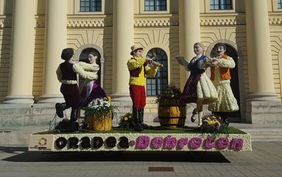 Cinci care alegorice vor putea fi admirate în Piaţa Unirii, cu ocazia Carnavalului Florilor