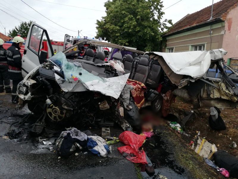 Accident groaznic în Uleacu de Criș, două persoane au decedat în urma unei colziuni dintre un microbuz și un TIR