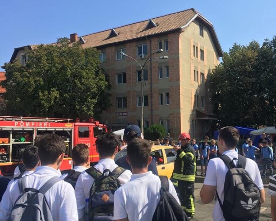 Sute de copii și adulți au sărbătorit împreună cu pompierii militari bihoreni„Ziua Pompierilor din România”