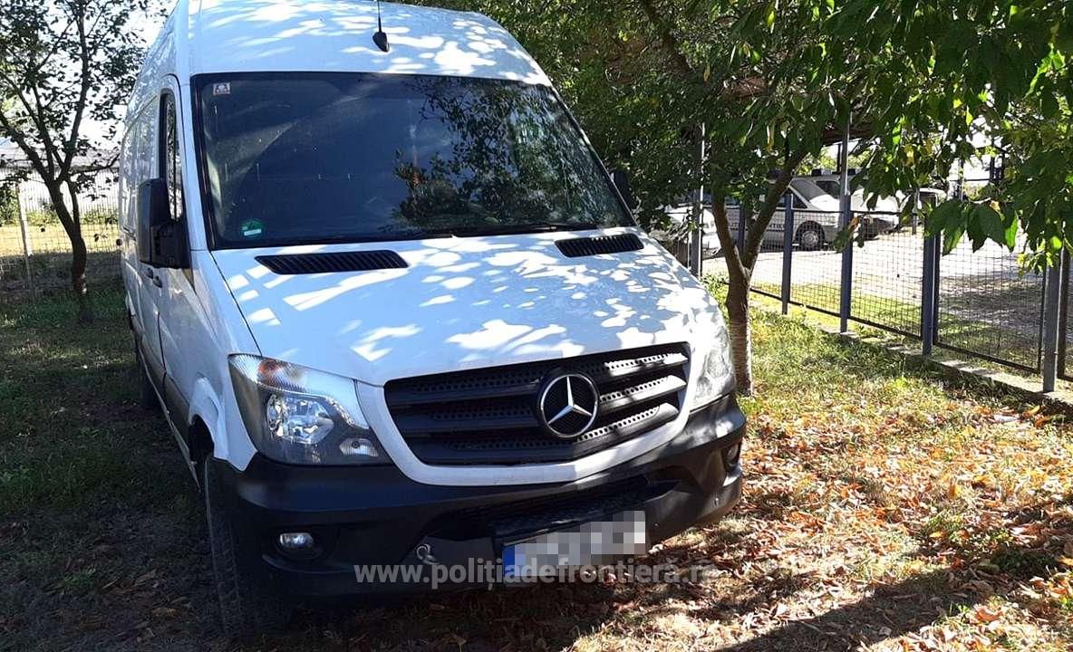 Autoutilitară căutată de autorităţile din Germania, descoperită de poliţiştii de frontieră în P.T.F. Săcuieni