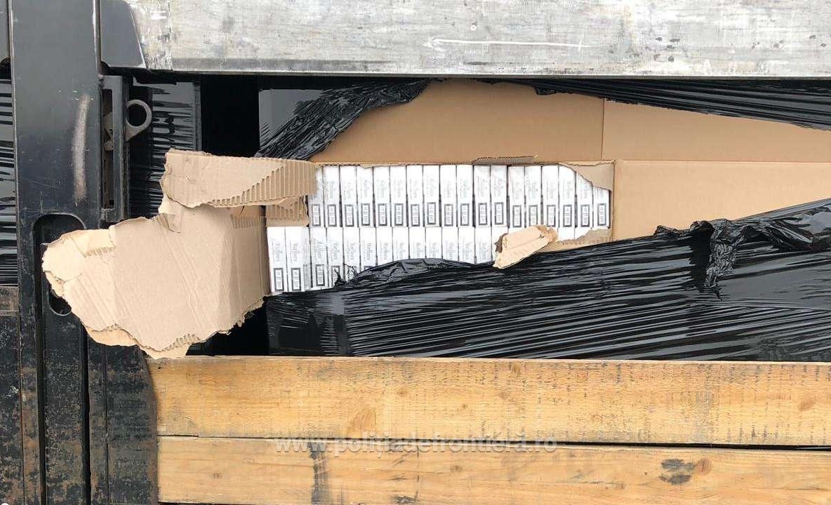 Peste 400.000 de pachete cu ţigări de contrabandă, depistate ascunse într-un automarfar la P.T.F. Nădlac II