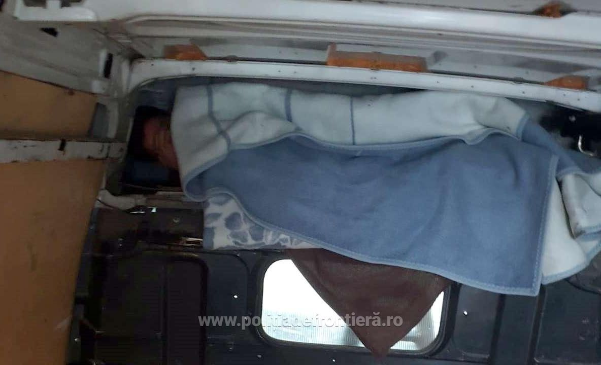 Tânăr ascuns în compartimentul marfă al unei autoutilitare, descoperit la P.T.F. Nădlac II