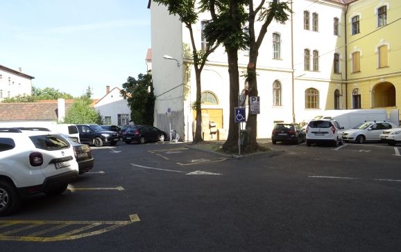 Crește numărul locurilor de parcare în curtea interioară a primăriei Oradea
