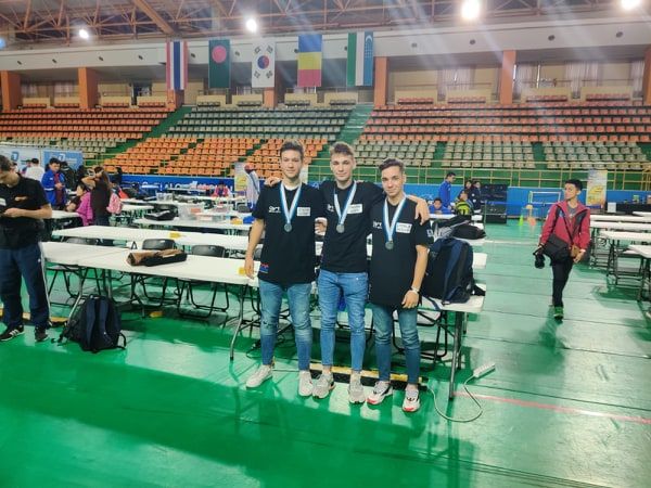 Colegiului Național „Onisifor Ghibu” este vicecampion mondial la robotică!