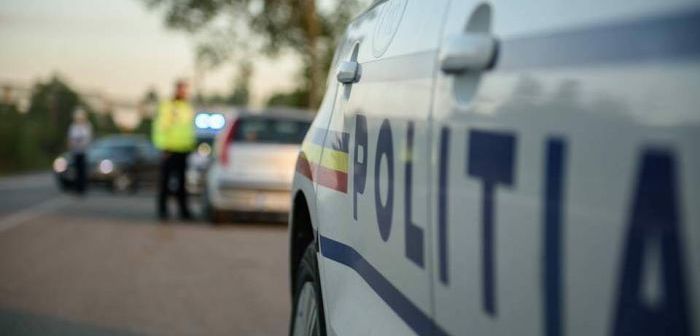 Polițist orădean în misiune, rănit de un autoturism sustras, condus fără permis și sub influența alcoolului.