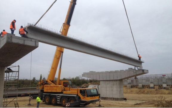 Au fost montate primele grinzi ale viaductului drumului de legătură dintre Calea Bihorului și strada Suișului