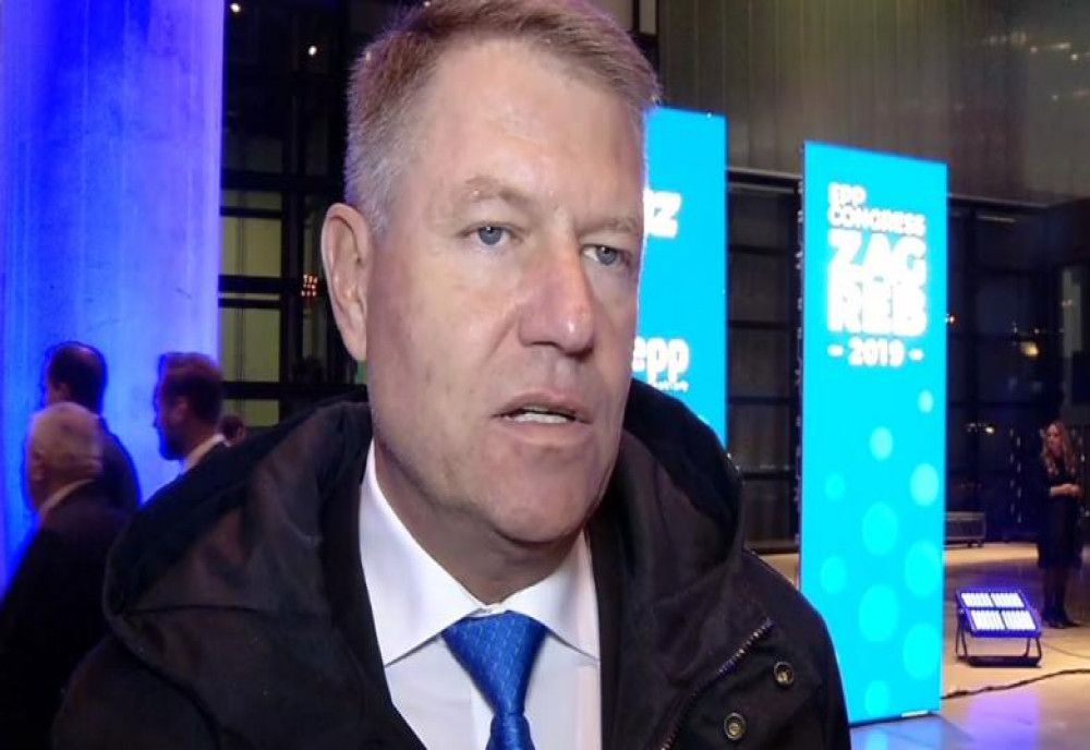  Klaus Iohannis se bucură pentru alegerea lui Donald Tusk în funcţia de preşedinte al PPE: Un semn vizibil că falia Est-Vest dispare 