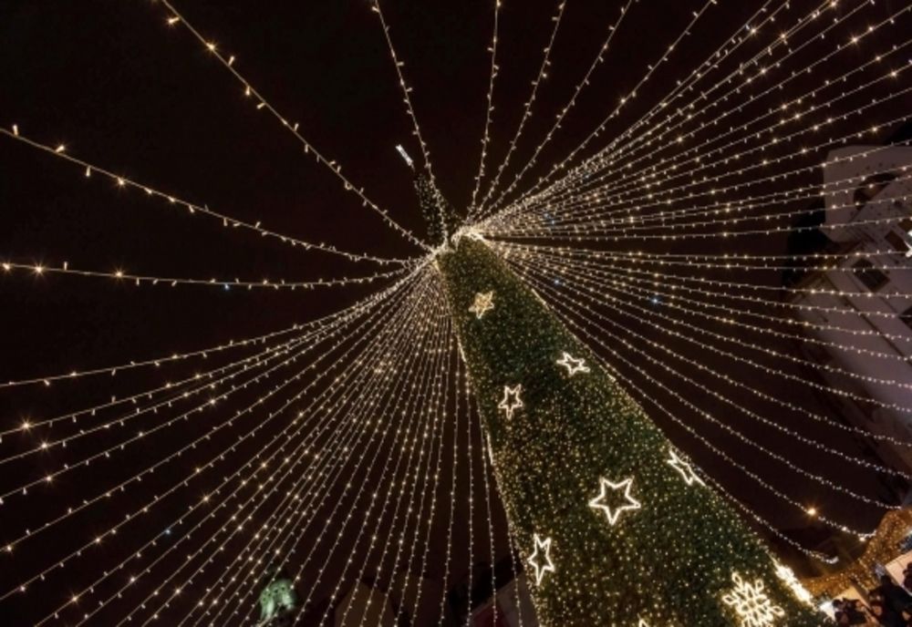 În piața Unirii a început montarea luminilor de sărbători