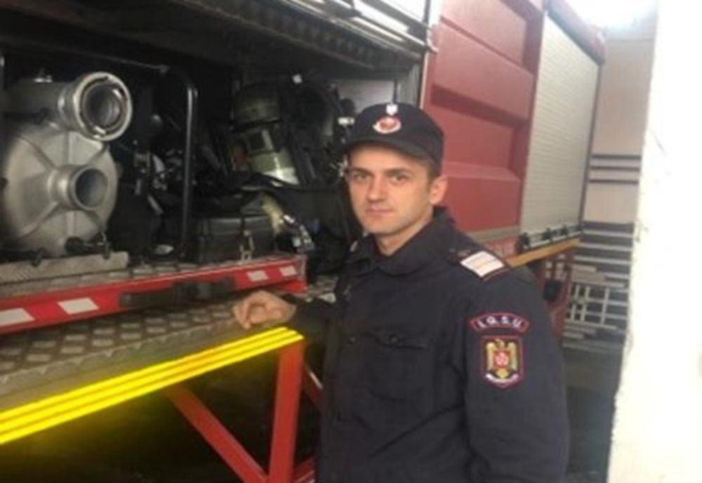 Fetiță de 2 ani salvată în ultima clipă de un pompier militar care trecea prin zonă.