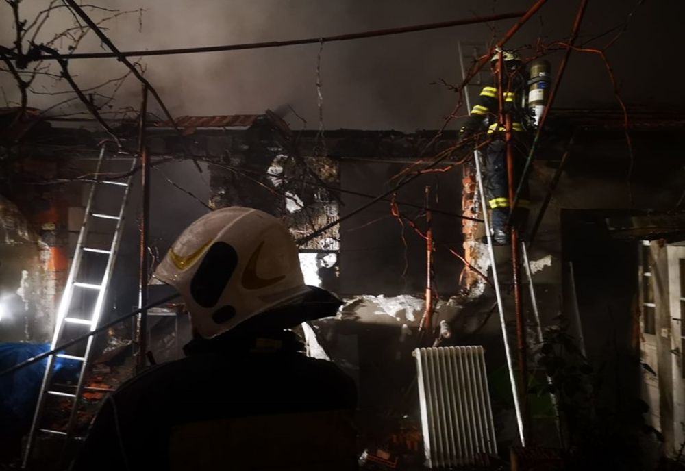 Incendiu de amploare în Oradea. Trei persoane au suferit atacuri de panica