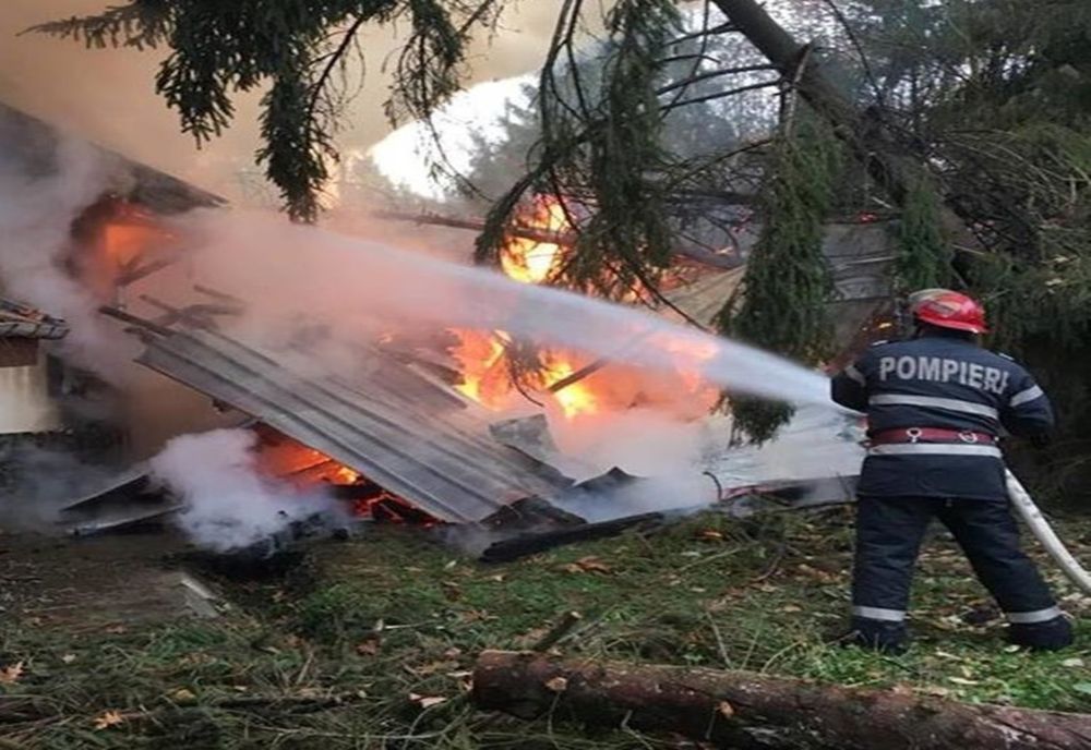 Două cabane distruse din cauza unui coș de fum, la Coada Lacului, comuna Curățele