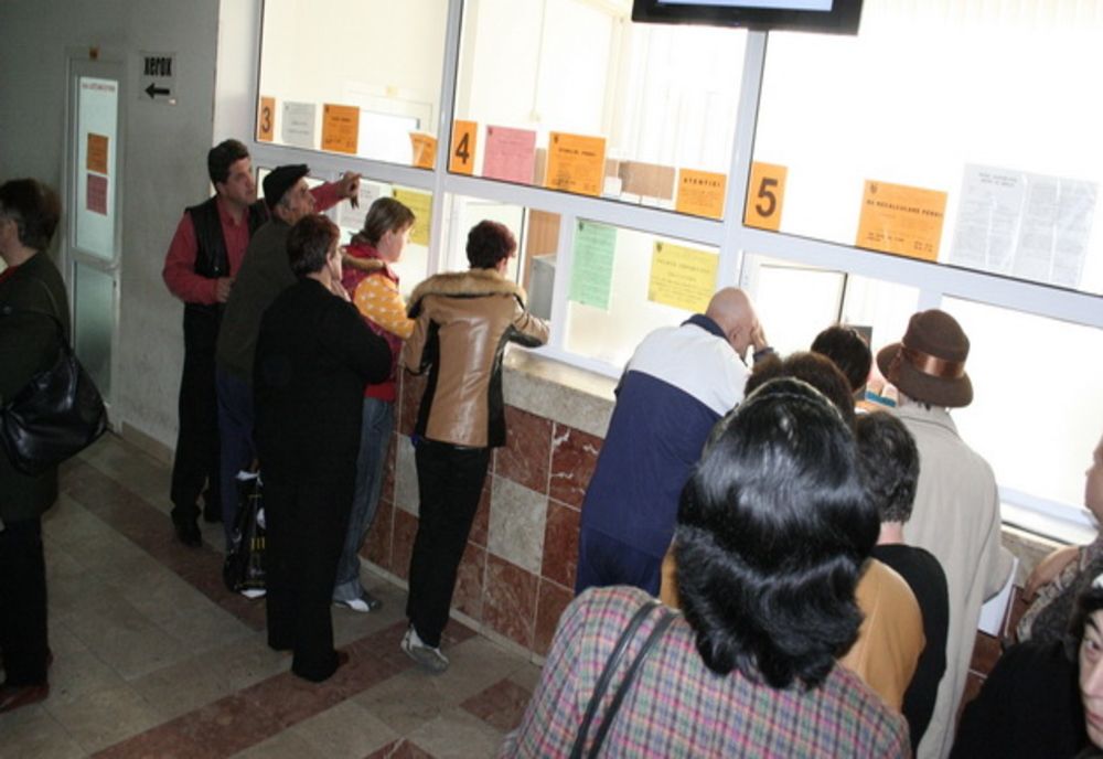  Casele de pensii, luate cu asalt. Ministrul Muncii face percheziții