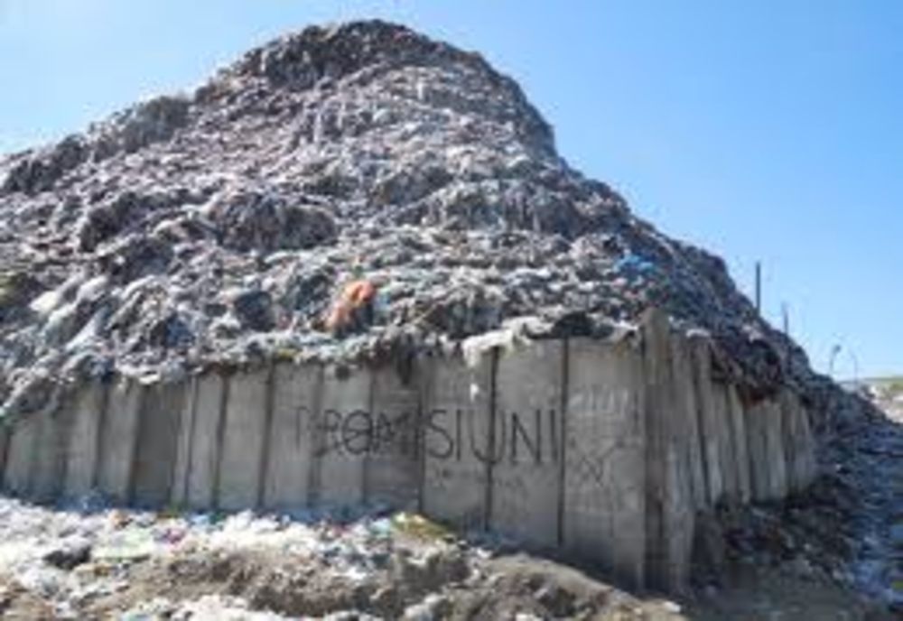 La Pata Rât se arde gunoi din Italia? Mii de metri cubi de deşeuri cu inscripţii în italiană au ajuns în depozitul RADP