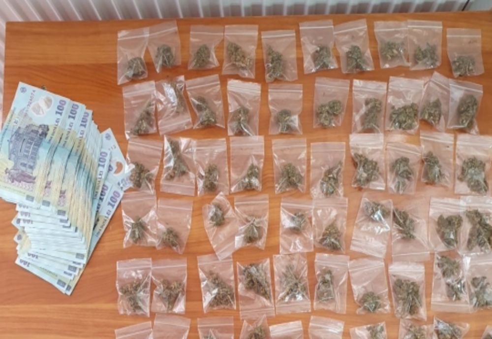 Un bărbat din Bihor prins de polițiști în timp ce vindea droguri prin gardul locuinței unde se afla în autoizolare