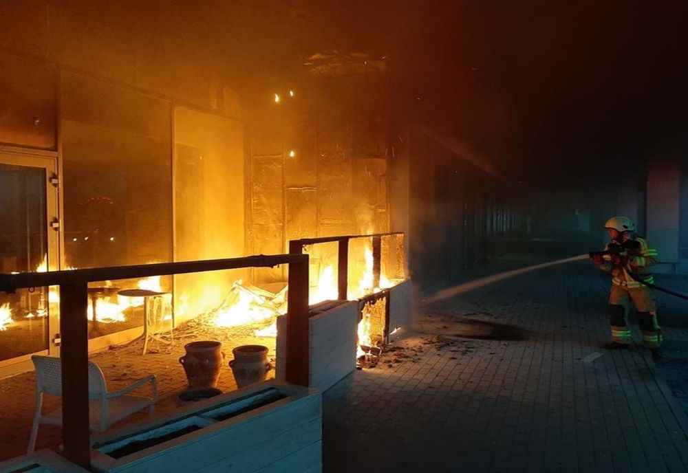 Incendiu la cel mai mare mall din Oradea. Focul a pornit, cel mai probabil de la o țigară nestinsă