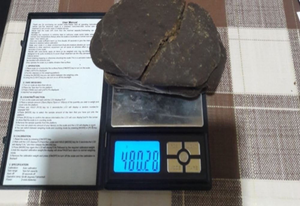 Tineri prinși în flagrant după ce au vândut hașiș la Văşad