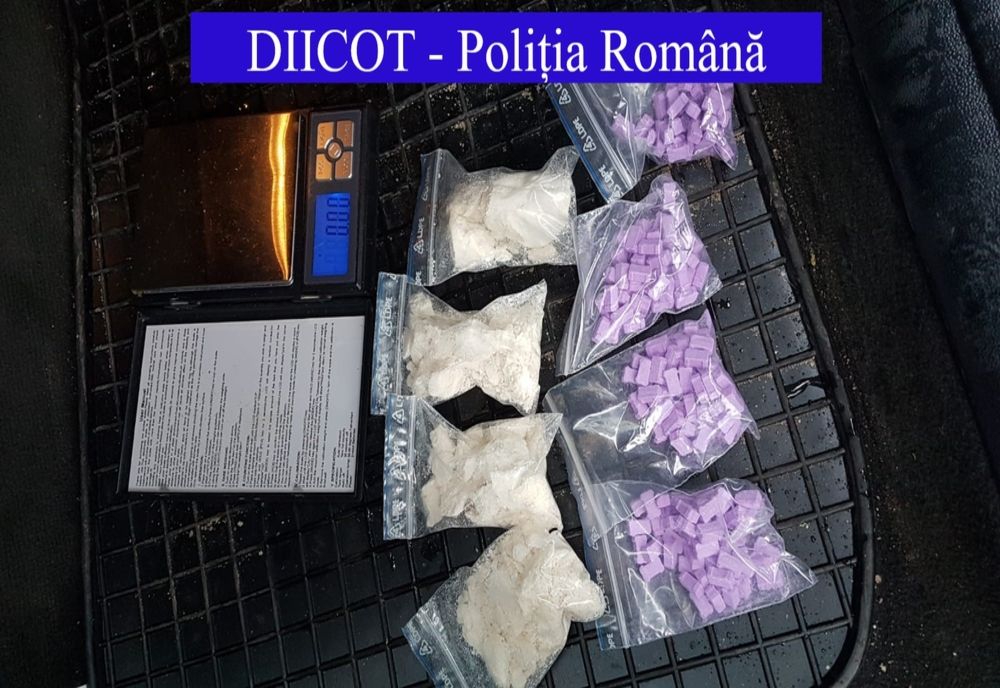 Doi orădeni au fost prinși în flagrant în timp ce vindeau droguri de mare risc
