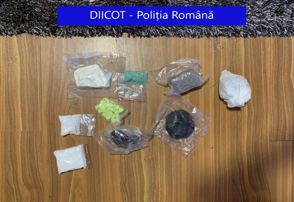 FOTO/VIDEO: Doi bihoreni și un tulcean, arestați preventiv pentru trafic de droguri, de procurorii DIICOT Vrancea