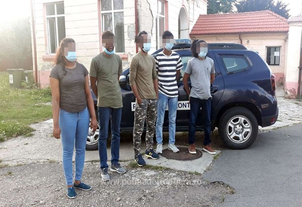 FOTO |  Cinci cetăţeni din Sri Lanka, depistaţi în apropierea frontierei cu Ungaria