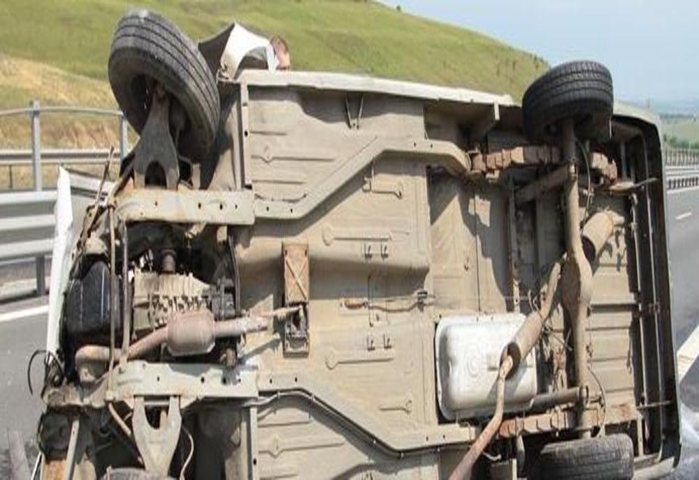 Accident în Bihor! Un şofer s-a răsturnat cu autoutilitara