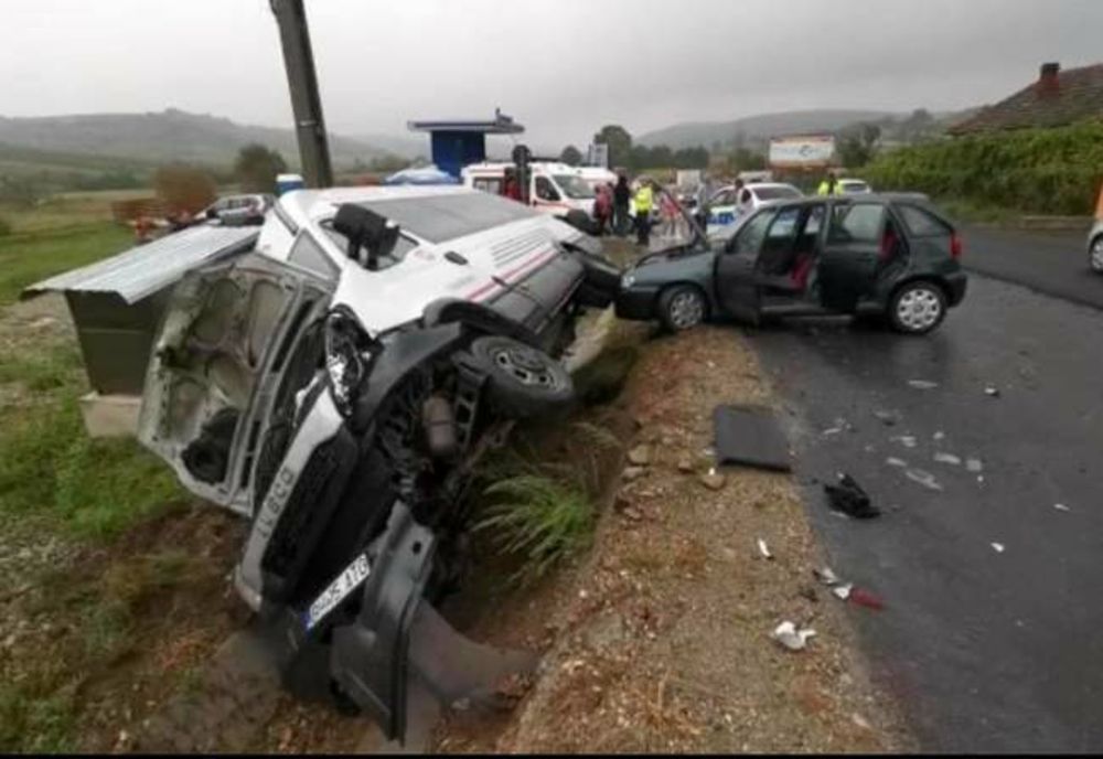 FOTO | Microbuz de transport persoane implicat într-un accident în judeţul Bihor