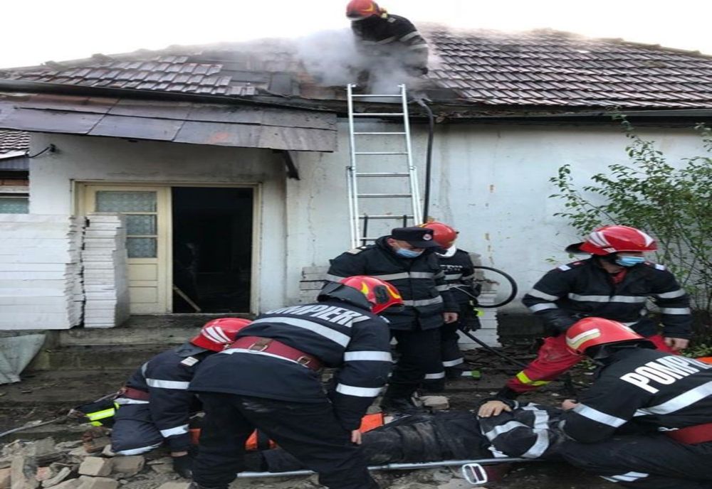 Pompier bihorean, rănit în timp ce intervenea la un incendiu în Băița