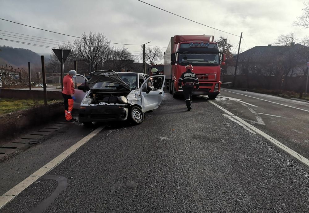 FOTO | Accident pe DN1 Cluj - Oradea! Două persoane rănite după un accident provocat de un şofer de 82 de ani