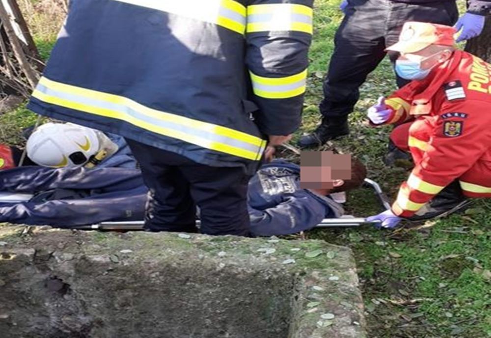 Bihorean, salvat dintr-un puț adânc de 15 m! Bărbatul a fost dus la spital