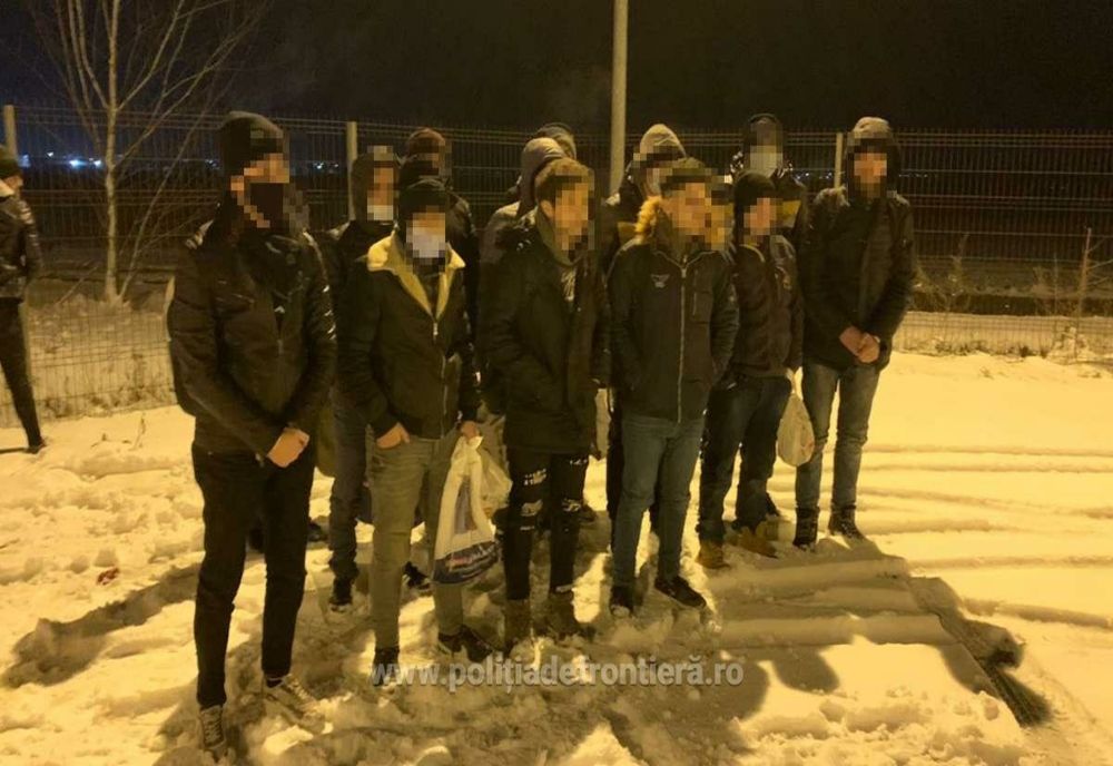 Peste 30 de străini, ascunși în automarfare, depistați de poliţiştii de frontieră din judeţele Bihor și Arad