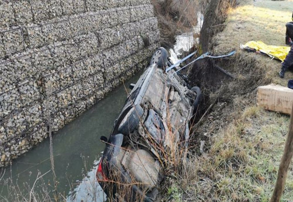 FOTO | Accident grav în judeţul Bihor! Şofer în stop cardio-respirator după ce a căzut cu maşina într-un pârâu