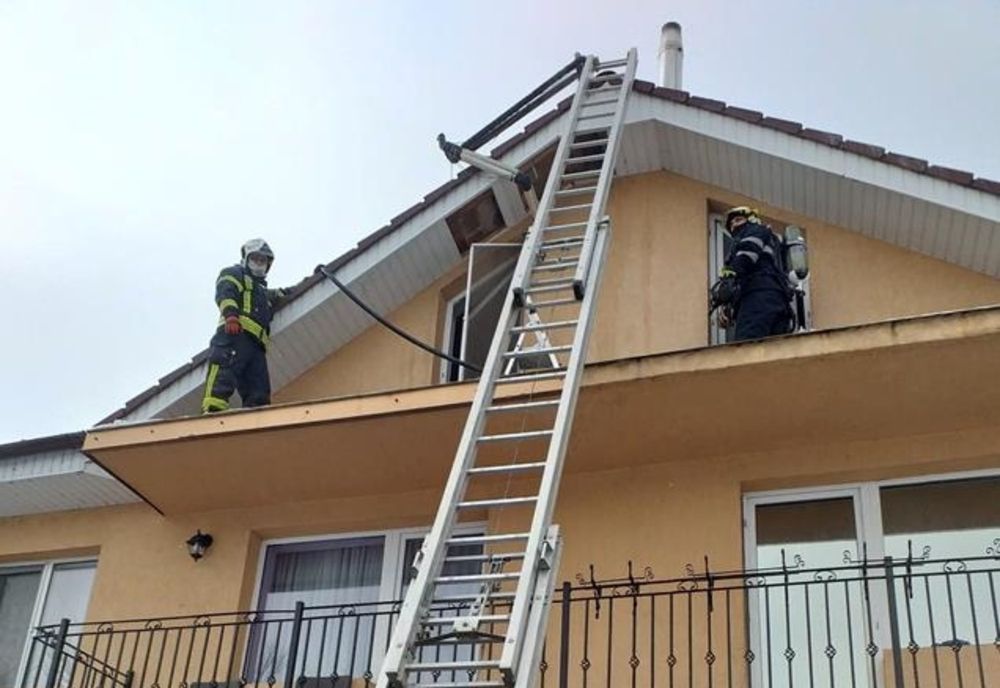 Acoperișul unei vile din Oradea, afectat de un incendiu din cauza unui coș de fum neprotejat