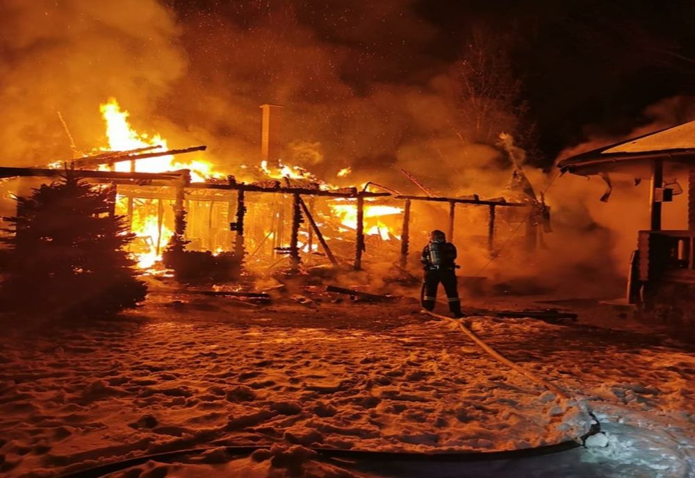 FOTO | Incendiu violent la o cabană din Vârciorog! Imobilul a fost distrus în totalitate