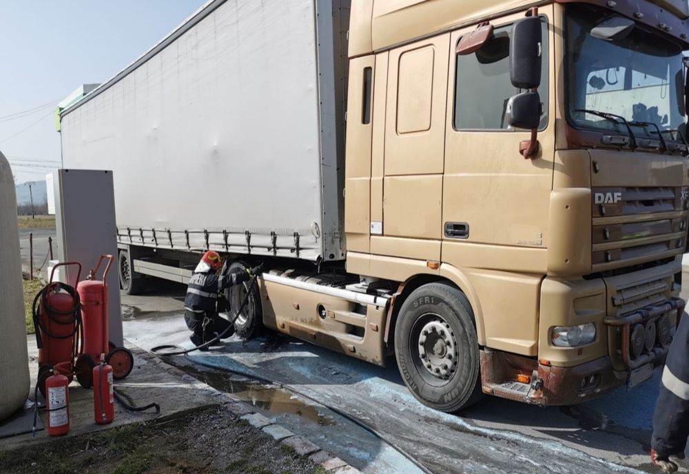 Incendiu la un TIR aflat într-o stație de alimentare cu carburant, în Bihor! Pompierii l-au stins rapid