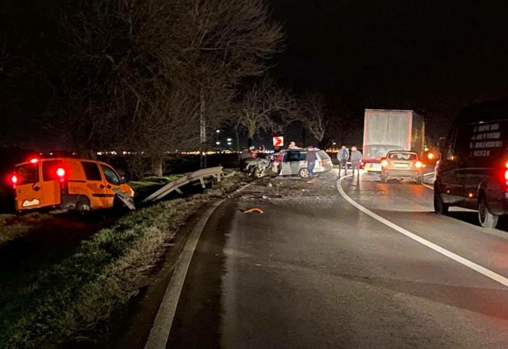 FOTO: Accident grav pe DN 79, lângă Nojorid; Cinci persoane au ajuns la spital! 