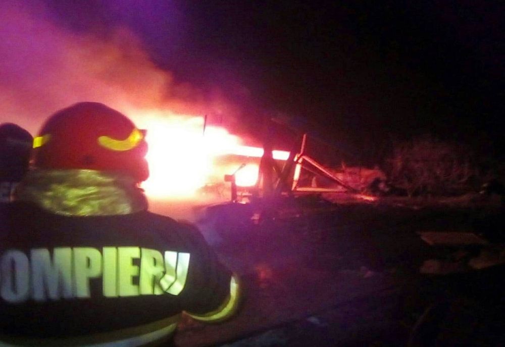 Șapte autoturisme dezmembrate, mistuite de un incendiu violent, în curtea unei locuințe din Oradea