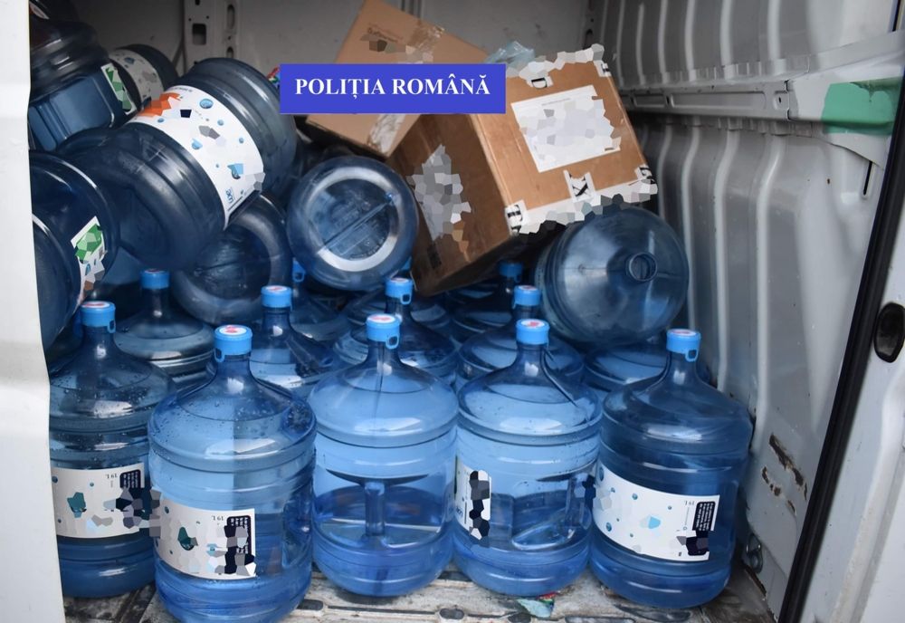 FOTO: Un bihorean și un sălăjean, cercetați pentru evaziune fiscală și înșelăciune! Au vândut apă îmbuteliată cu însemnele unui cunoscut brand