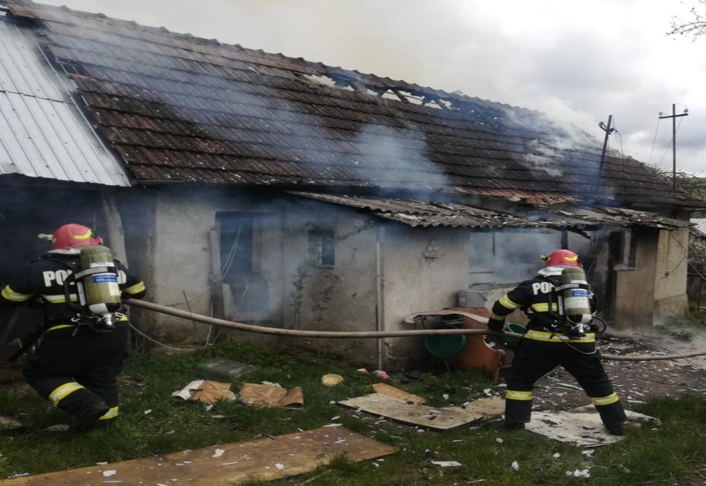 FOTO | Casă cuprinsă de flăcări în Tria! Proprietara a suferit arsuri