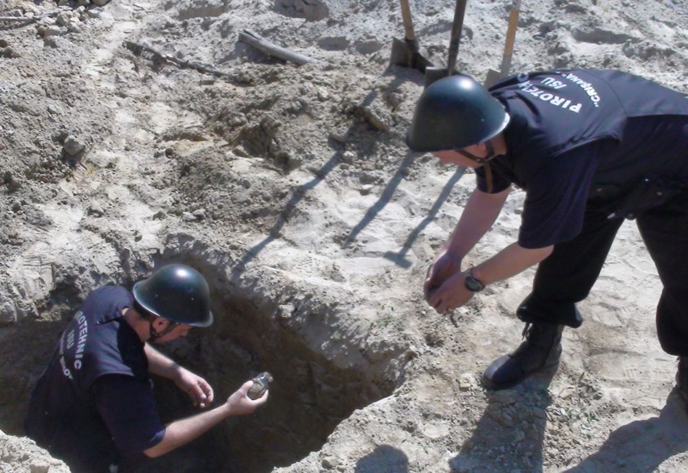 FOTO | Bombă de artilerie descoperită în Săldăbagiu de Munte