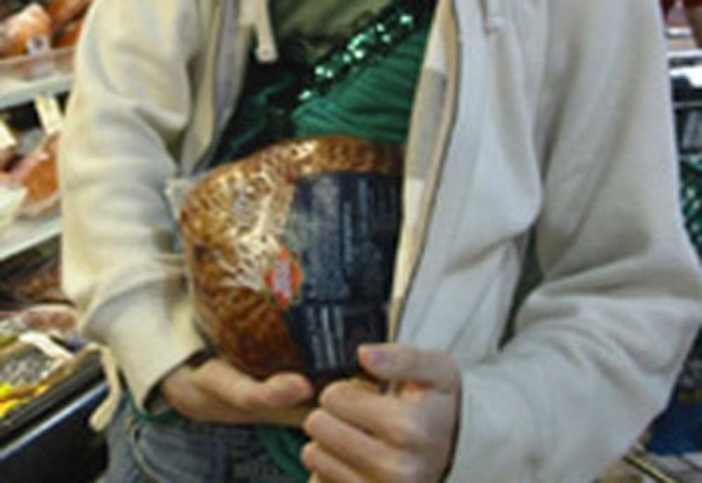 Orădean arestat pentru repetate furturi din magazine! Agenţii de pază l-au prins de 9 ori