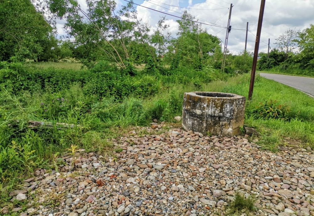 FOTO | Tragedie în Bihor! Femeie găsită moartă într-o fântână aflată lângă drum 