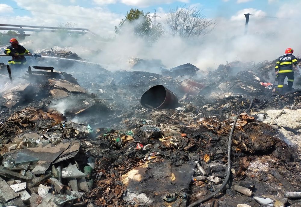 VIDEO: Incendiu la un depozit din municipiul Oradea! Au ars circa 30 de tone de deșeuri