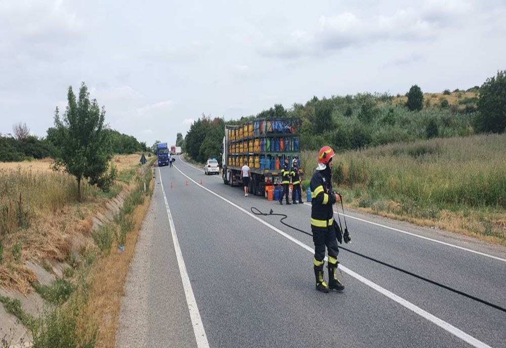 FOTO | 14 butelii cu gaz au căzut dintr-un TIR aflat în mers, la ieşire din Oradea