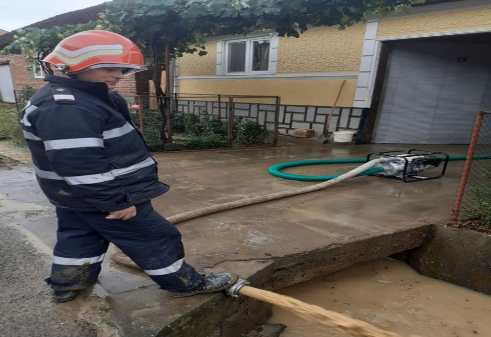 VIDEO | Beciuri inundate, copaci căzuți și o pensiune lovită de trăsnet în județul Bihor