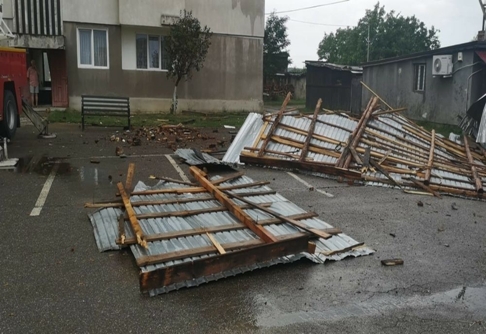 Acoperiș smuls de vânt și cale ferată blocată în judeţul Bihor