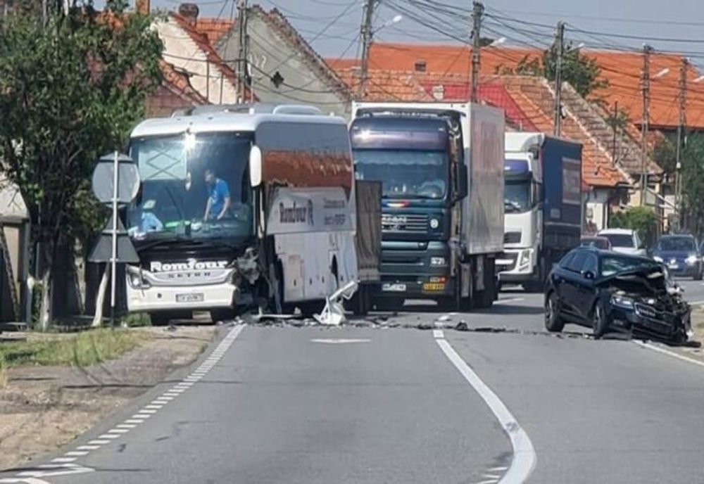 FOTO | Accident provocat de un şofer din Germania în Bihor! A intrat pe contrasens şi s-a izbit frontal de un autocar